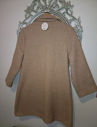 Abrigo ligero con etiqueta color camel.