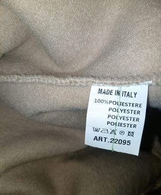 Abrigo ligero con etiqueta color camel.