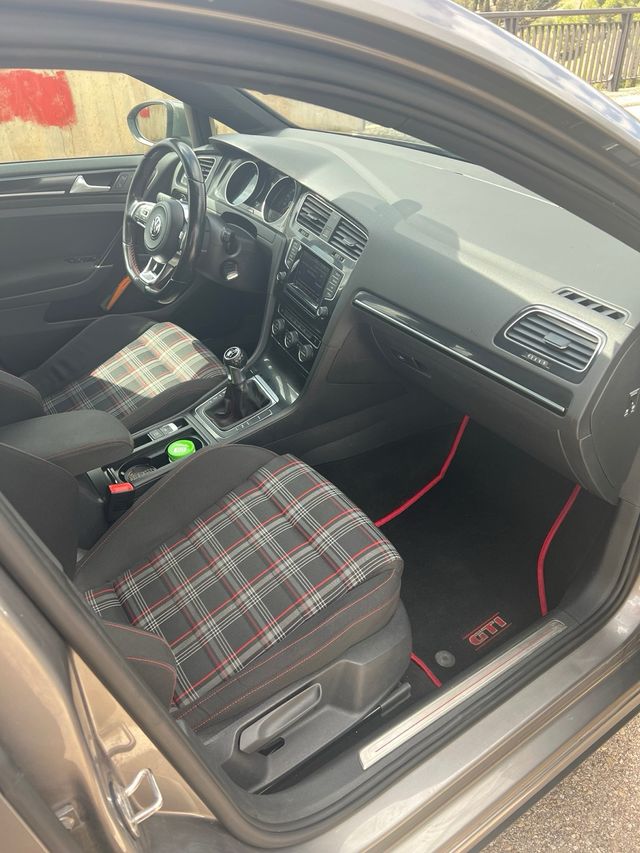 VOLKSWAGEN Golf 2.0 TSI GTI Performance