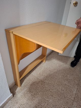 Pupitre infantil de madera.Plegable..Años 90