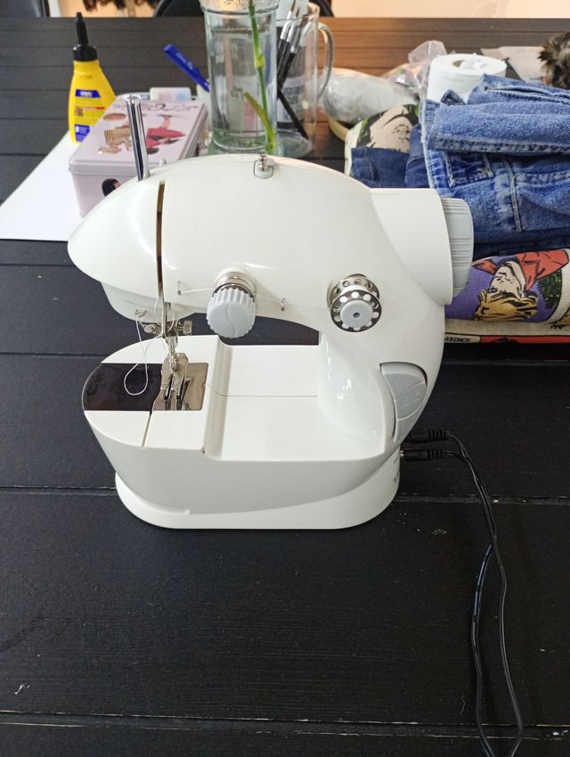 Maquina de coser mini, portable con pedal