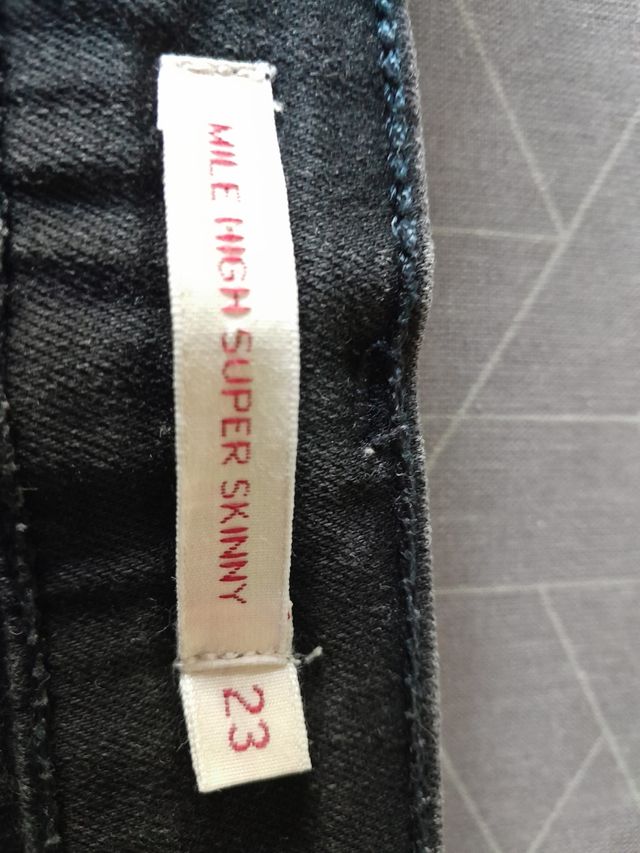 Pantalón vaquero Levis talla 24