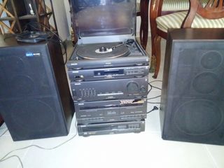Equipo de música Philips y altavoces pio