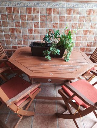 Mesa y sillas de madera
