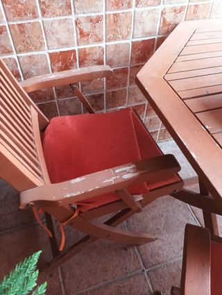 Mesa y sillas de madera