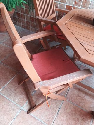 Mesa y sillas de madera
