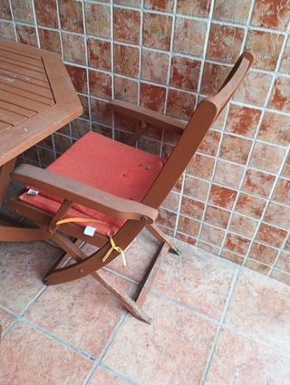 Mesa y sillas de madera