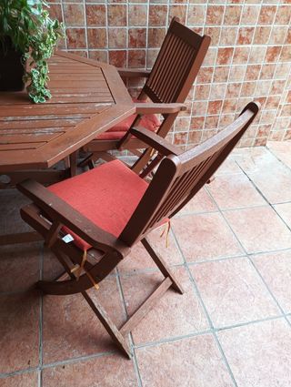 Mesa y sillas de madera