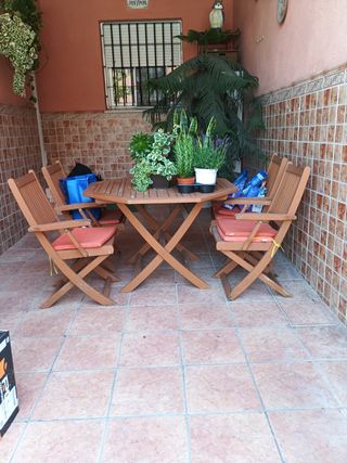 Mesa y sillas de madera