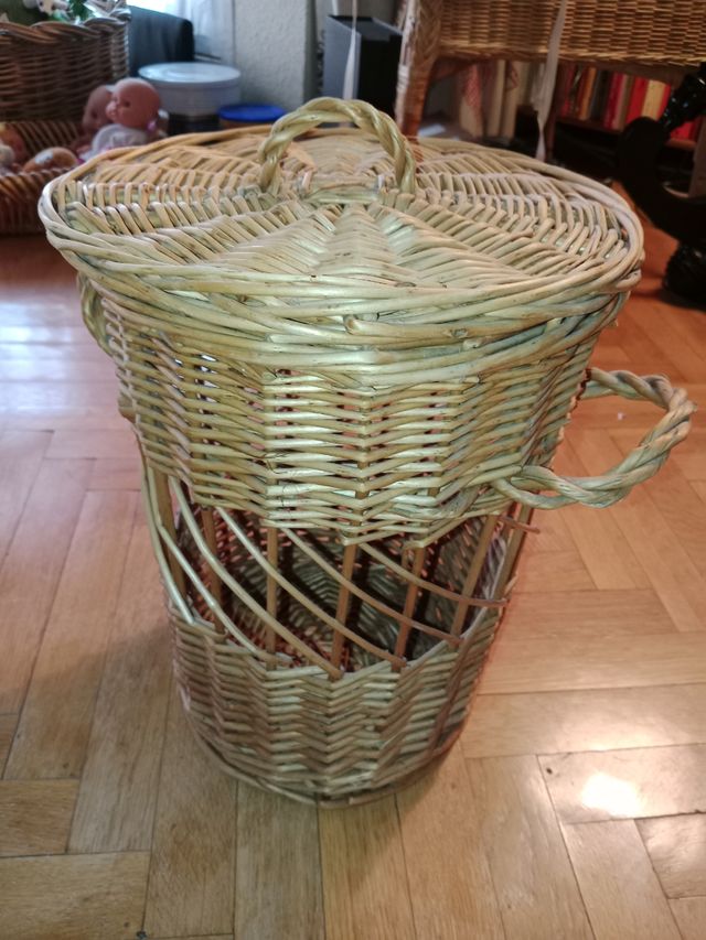 Cesto pequeño de mimbre. Con tapa y asas