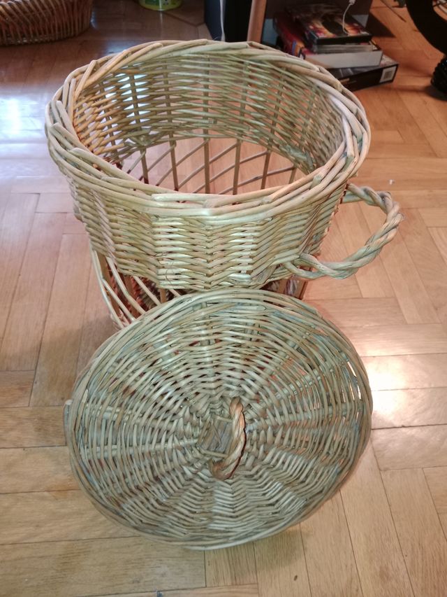 Cesto pequeño de mimbre. Con tapa y asas