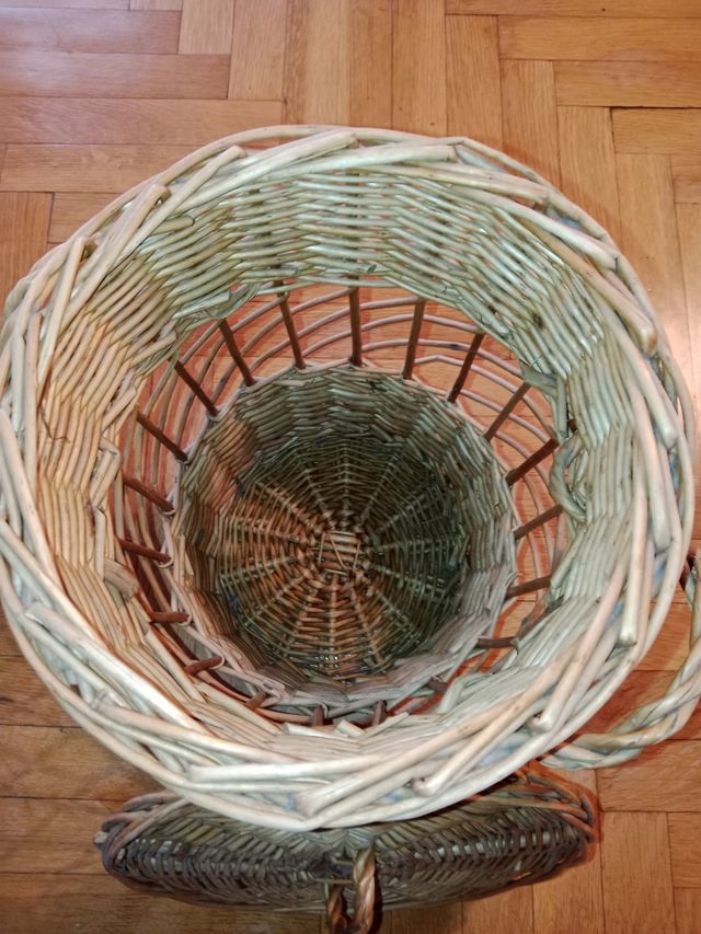 Cesto pequeño de mimbre. Con tapa y asas