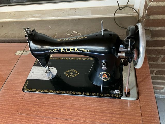 Maquina coser Antigua Alfa.