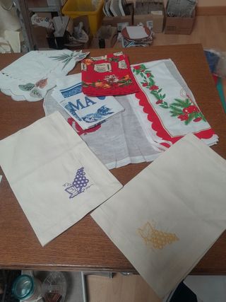 Strofinacci e borsetta ricamata