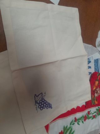 Strofinacci e borsetta ricamata