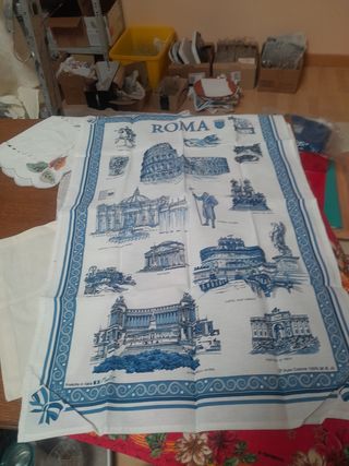 Strofinacci e borsetta ricamata