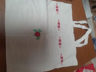 Strofinacci e borsetta ricamata