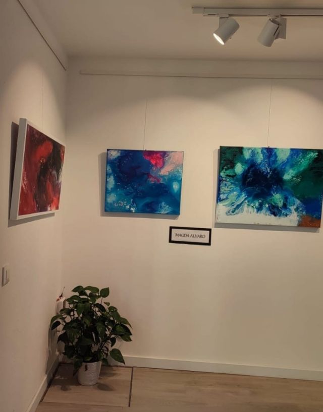 CUADRO PINTADO EN ACRÍLICOS RESTOS EXPOSICIÓN