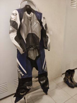 Traje de moto y botas