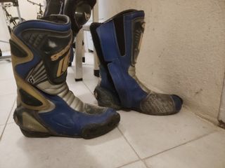 Traje de moto y botas