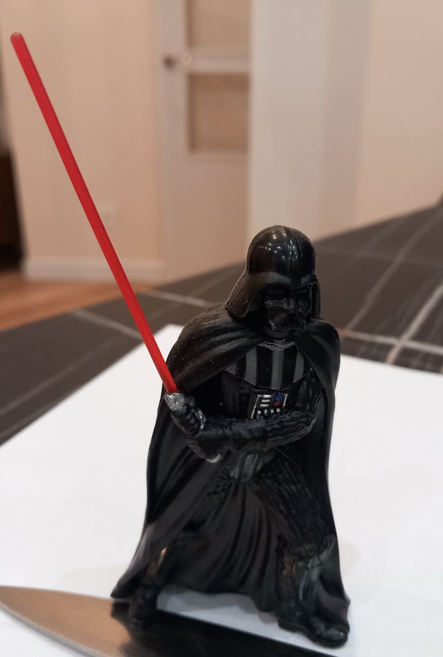 DARTH VADER EN POSICIÓN DE ATAQUE CON ESPADA