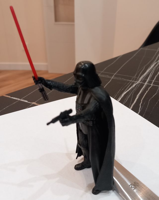 DARTH VADER EN POSICIÓN DE ATAQUE CON ESPADA