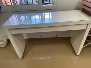 Tocador o tavolo per manicure