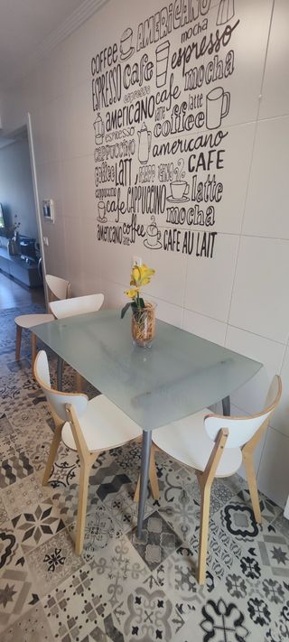 Mesa y 4 sillas de cocina