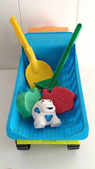 Camión grande de juguete  como NUEVO + juguetes