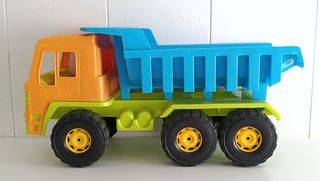 Camión grande de juguete  como NUEVO + juguetes