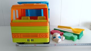 Camión grande de juguete  como NUEVO + juguetes