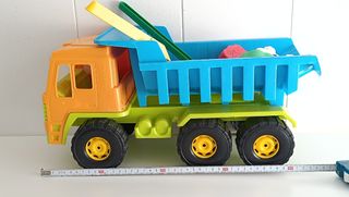 Camión grande de juguete  como NUEVO + juguetes