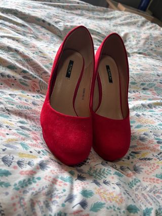 Zapatos de tacón rojos