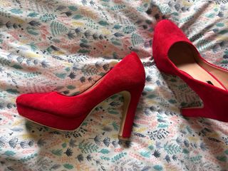 Zapatos de tacón rojos