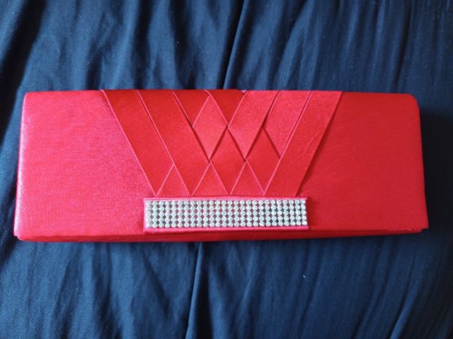 Pochette rossa nuova, mai usata.