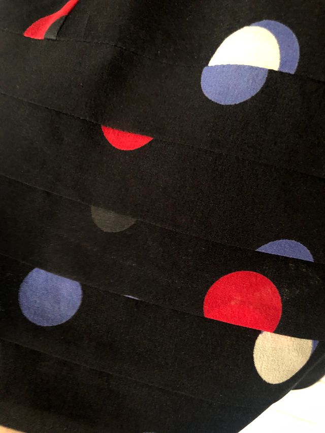 Preciosa falda de seda negra con lunares de DKNY.