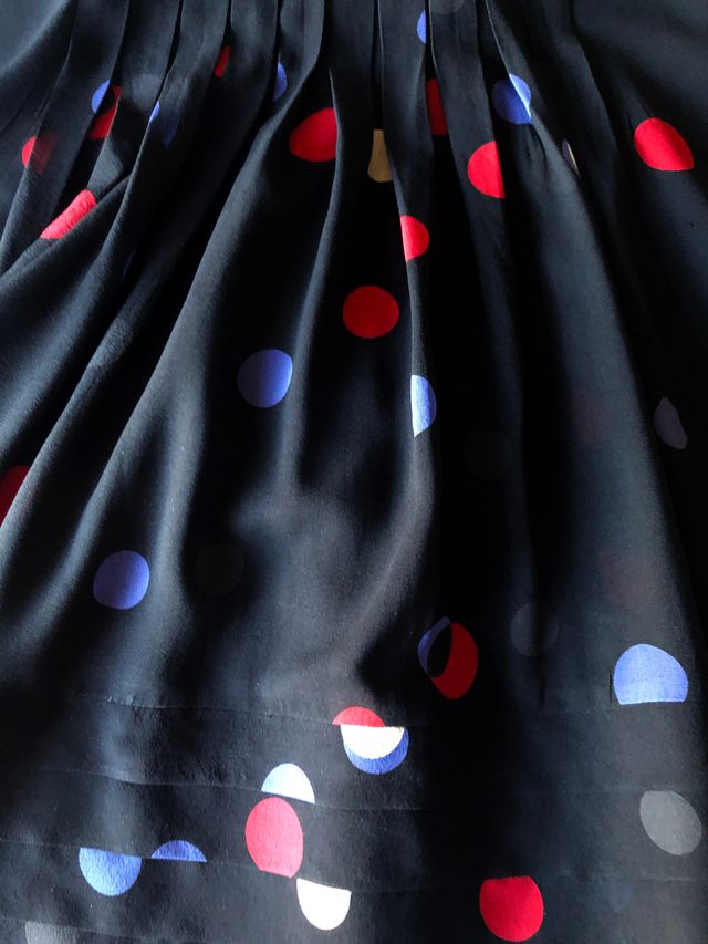 Preciosa falda de seda negra con lunares de DKNY.