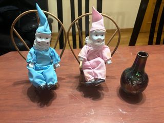 Pareja de figuras con sillon madera y jarron 