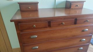 Comoda de madera con espejo