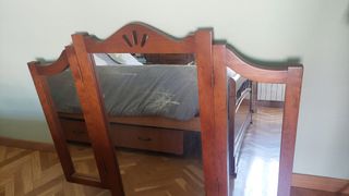 Comoda de madera con espejo