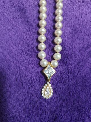 Collar y pulsera de perlas blancas 