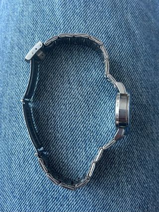 Reloj plateado de correa