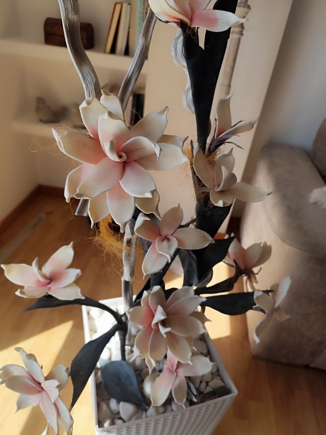 tiesto con flores decorativo