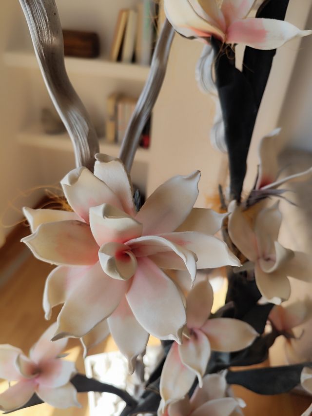 tiesto con flores decorativo