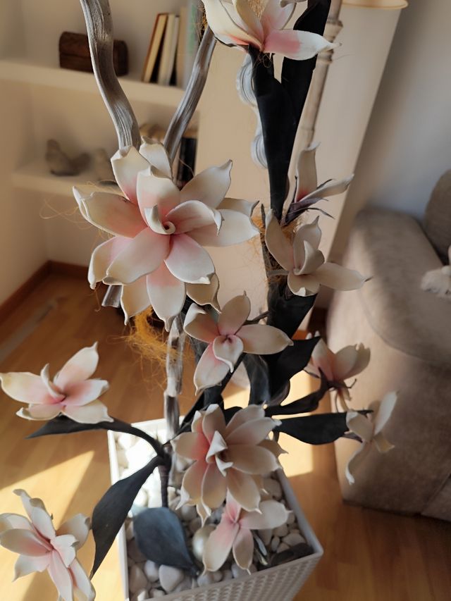 tiesto con flores decorativo