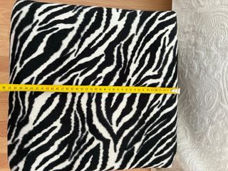 Taburete con almacenamiento con estampado de cebra