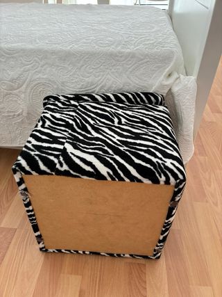 Taburete con almacenamiento con estampado de cebra