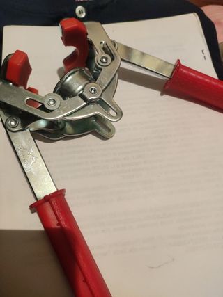 Tappatrice a due leve per tappi a corona