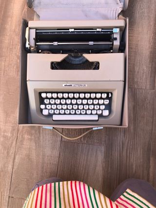 Maquina de escribir antigua