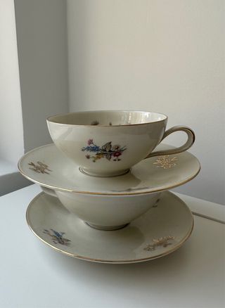 Pareja de tazas de porcelana